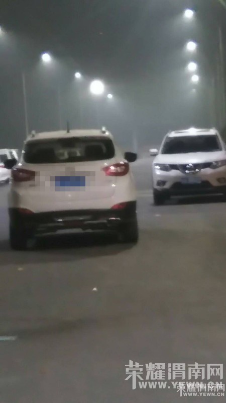 ����·����Ȫ··�������˰ѳ�ͣ��·�м䣬����׷β?