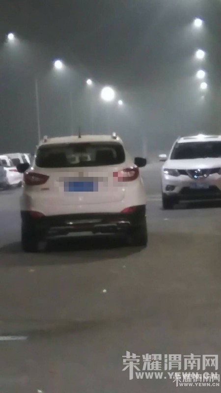 ����·����Ȫ··�������˰ѳ�ͣ��·�м䣬����׷β?