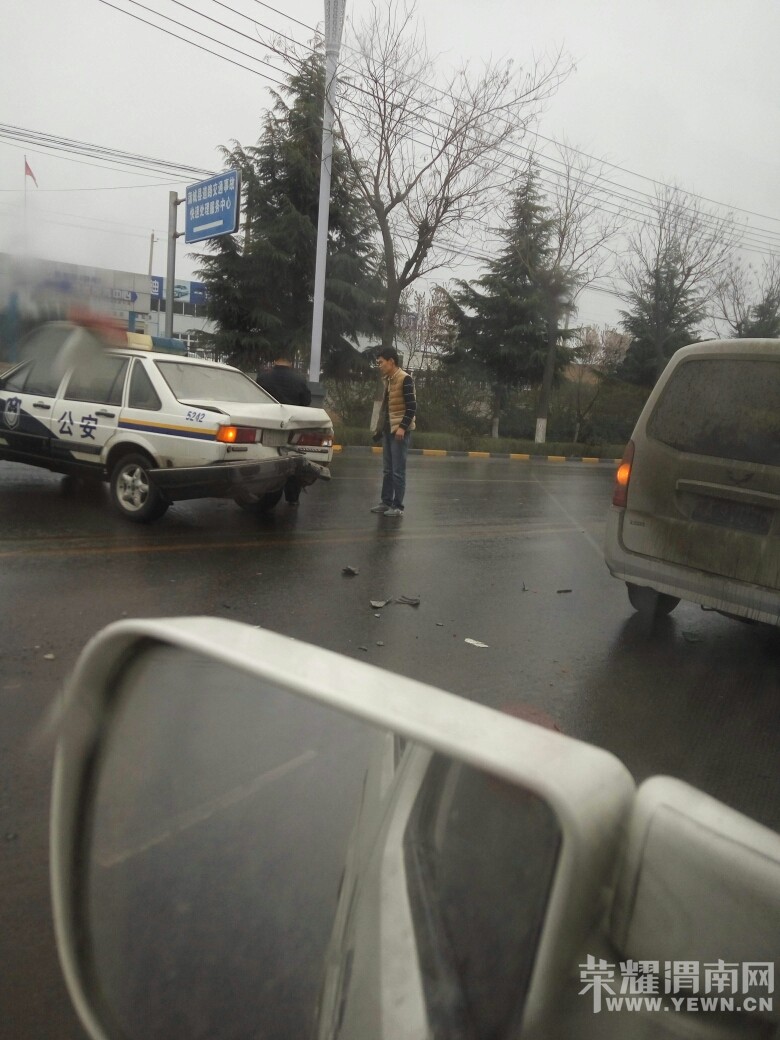 �ѳ���ӭ��·����·�Σ�һ������;���������ײ��