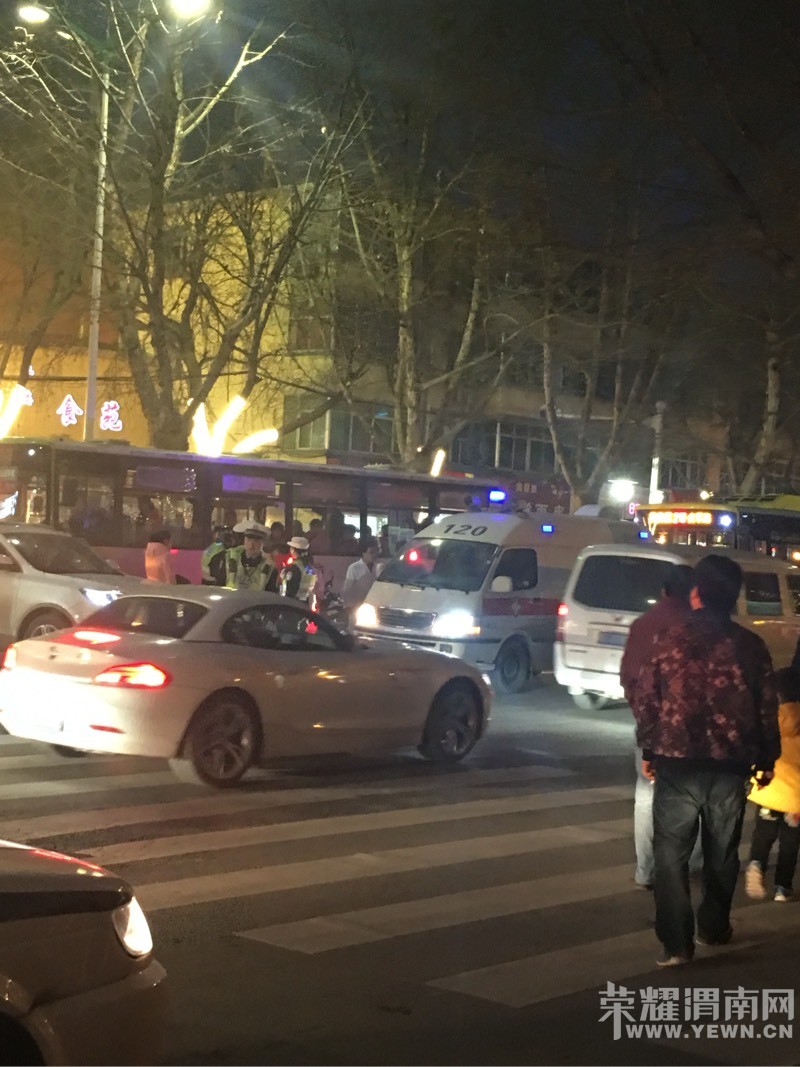 ˫Ԫ�̳���ǰ С����Ħ����ײ�������ѱ��Ȼ������ߣ�ͼ��