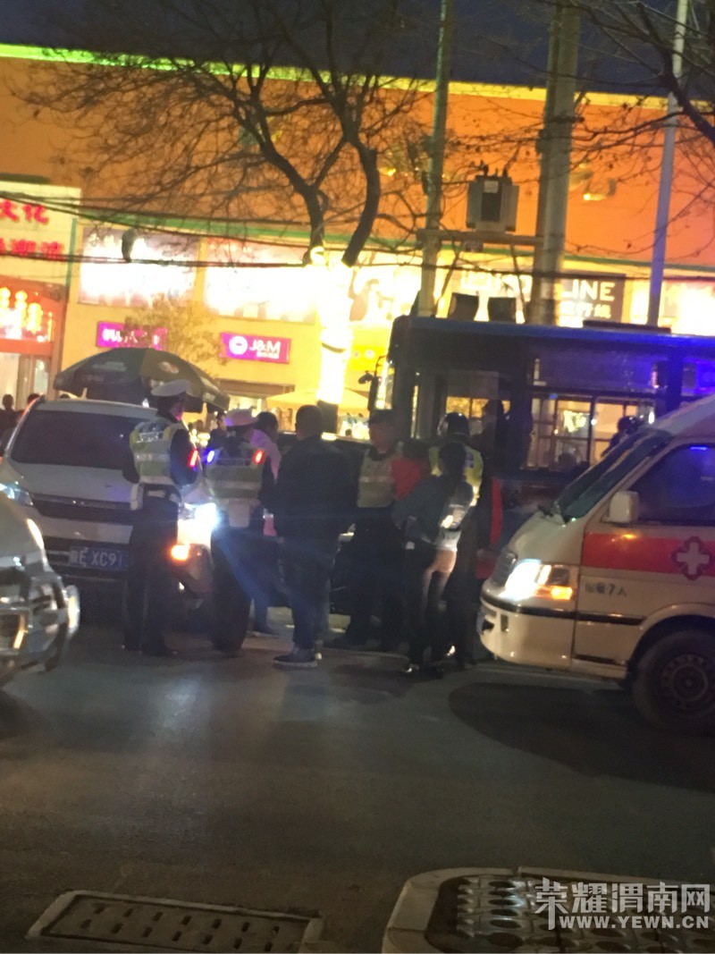 ˫Ԫ�̳���ǰ С����Ħ����ײ�������ѱ��Ȼ������ߣ�ͼ��