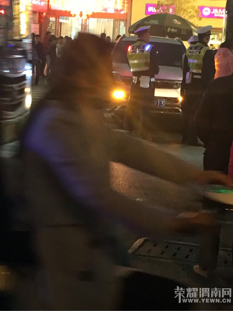 ˫Ԫ�̳���ǰ С����Ħ����ײ�������ѱ��Ȼ������ߣ�ͼ��