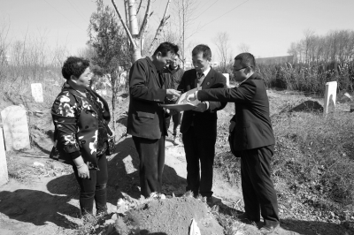 �����ڴ���Ĺ��ĸ�׹ǻҷ����ҷ���