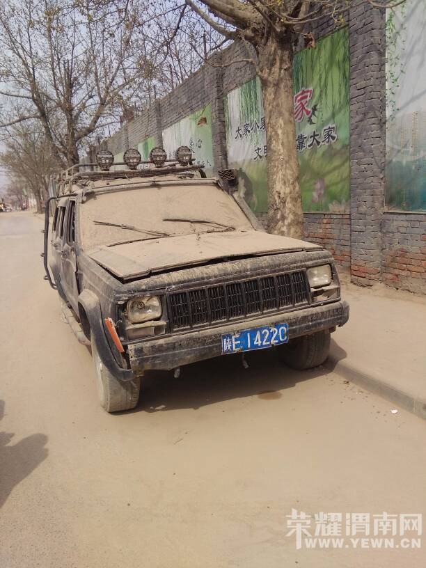 ����·����ʵ��Сѧ�ſڣ�һ����ʬ�����˺ü����ˣ�˭Ҫ��