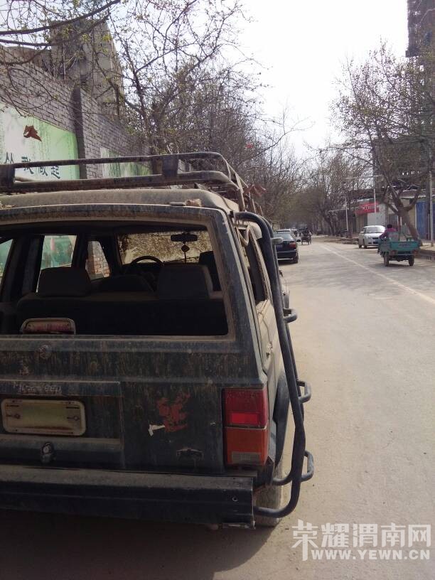 ����·����ʵ��Сѧ�ſڣ�һ����ʬ�����˺ü����ˣ�˭Ҫ��