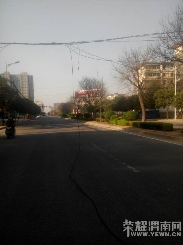 ����������С���ſ�һ���ߺ���·�м䣬����ز��Ž��