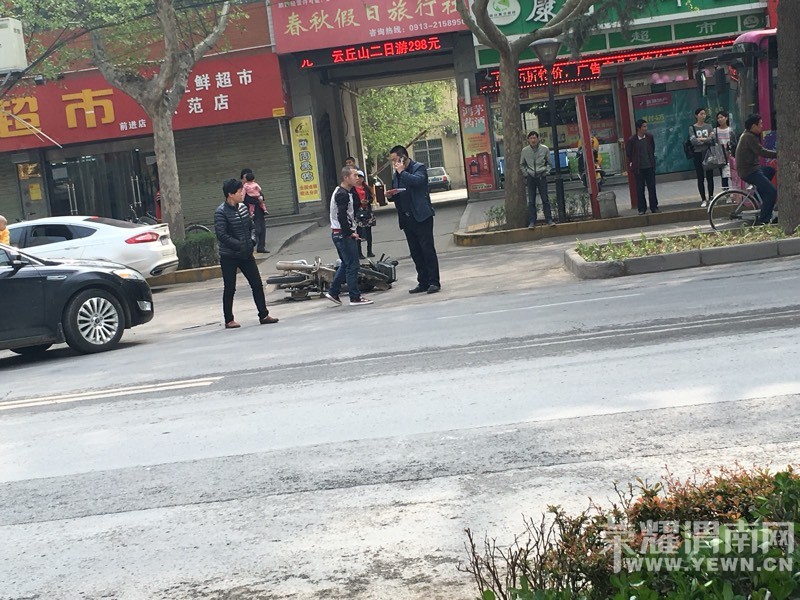 ǰ��·�ж�СĦ�б�ײ�����ڼ��յĶ��� 