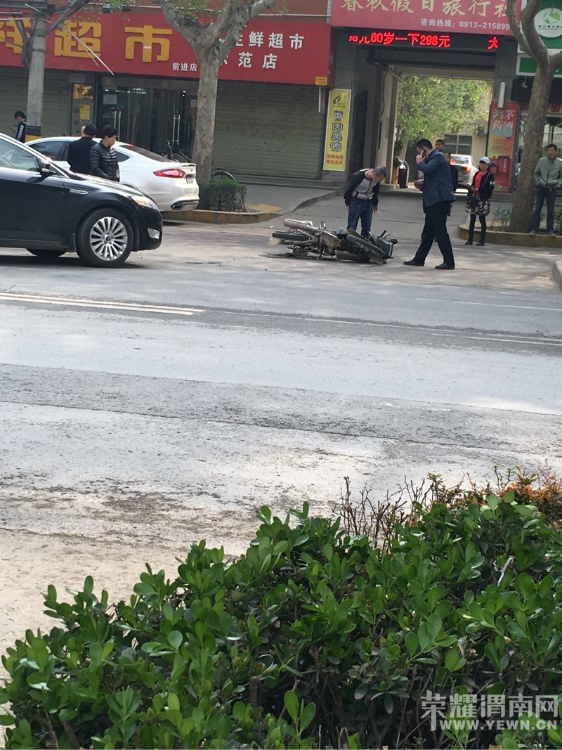 ǰ��·�ж�СĦ�б�ײ�����ڼ��յĶ��� 