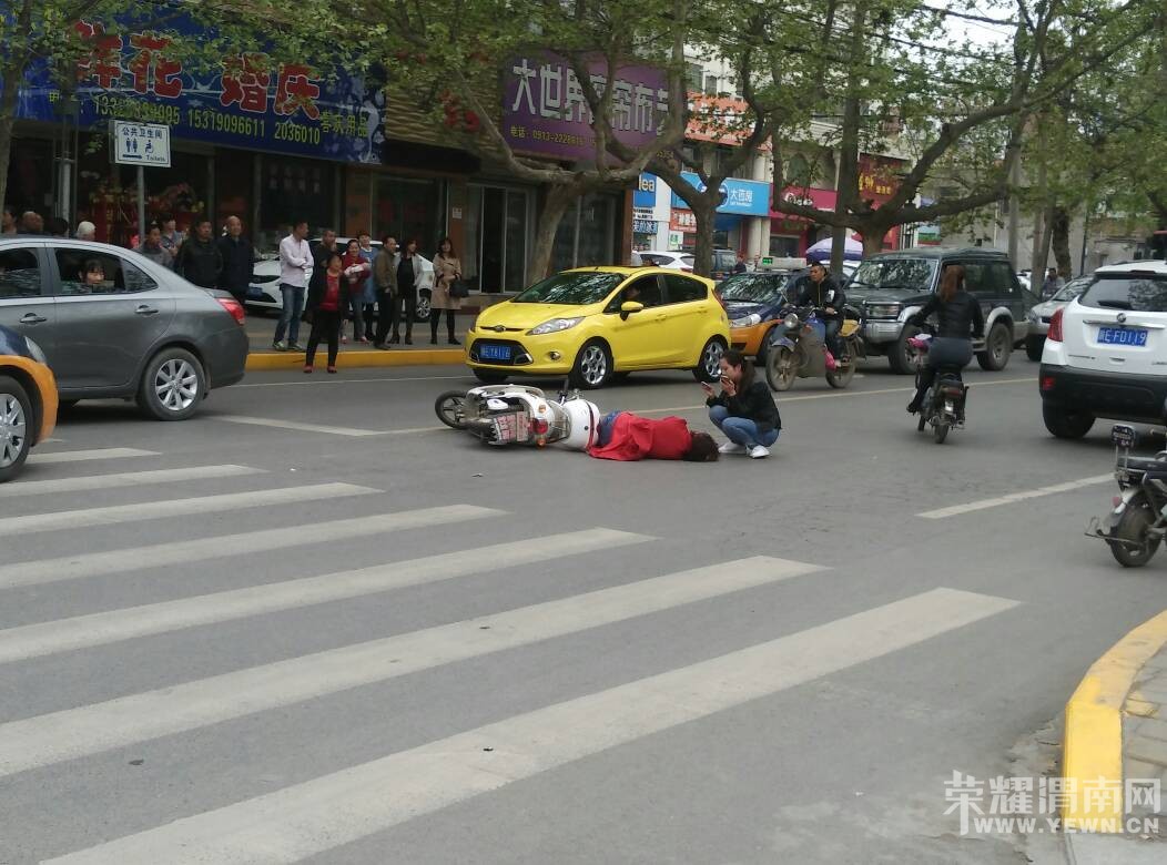 һ��·����·ʮ�ֵ�Ħ��������ײ�����Ħ�˵��ز���