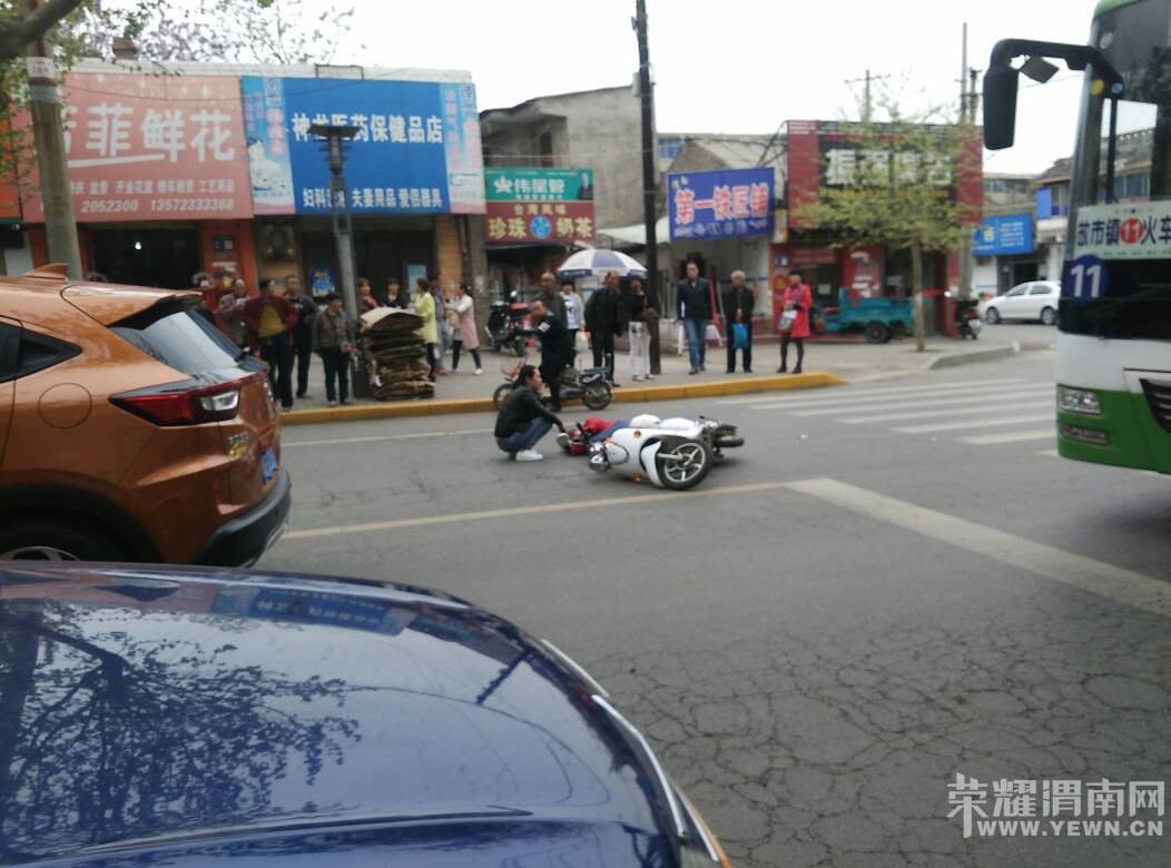 һ��·����·ʮ�ֵ�Ħ��������ײ�����Ħ�˵��ز���