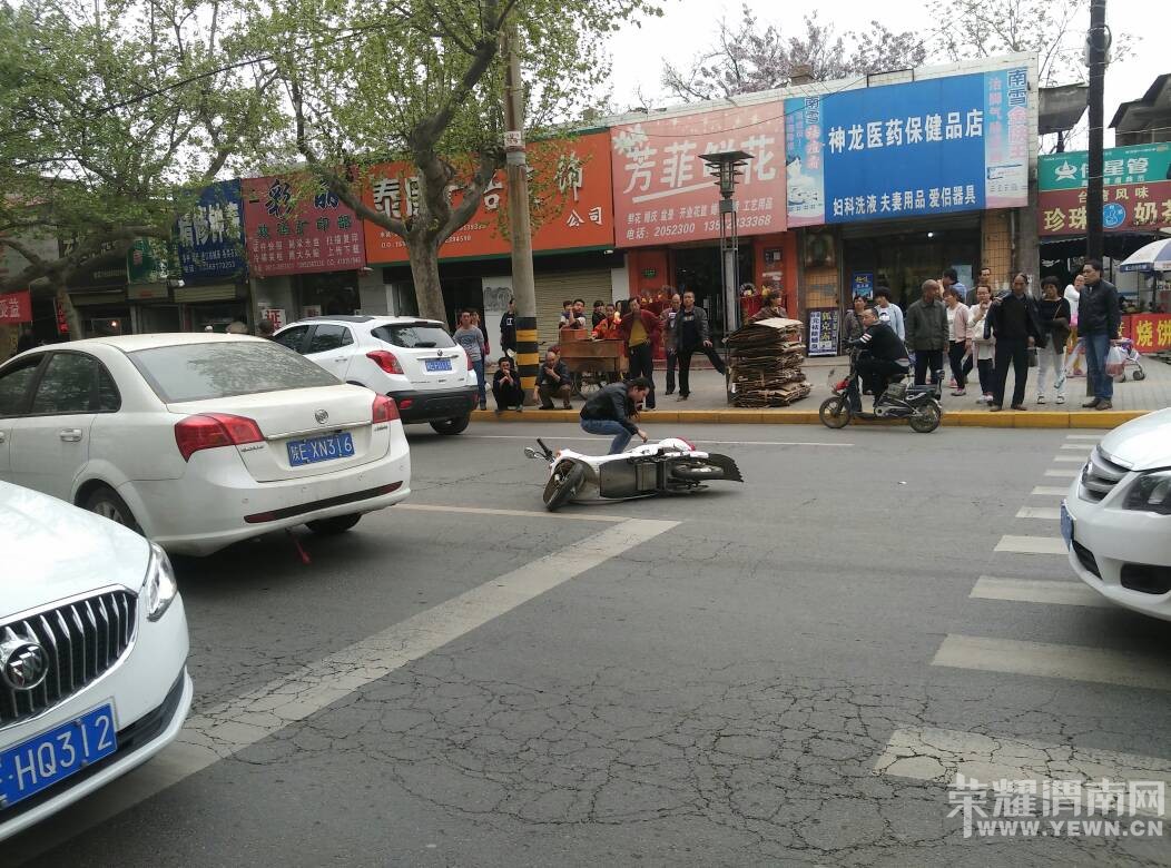 һ��·����·ʮ�ֵ�Ħ��������ײ�����Ħ�˵��ز���