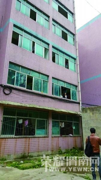 Ů��ѧ����ҹ���� ����һ��İ�����ӵ���