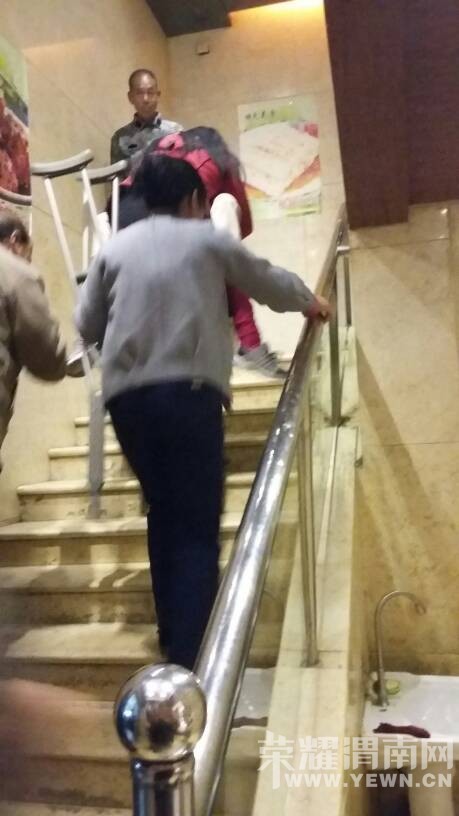 ��Ϊ�Ƶ�û�е��ݣ����ı��ఢ�̽�����Ĳм��˴�һ¥������¥��