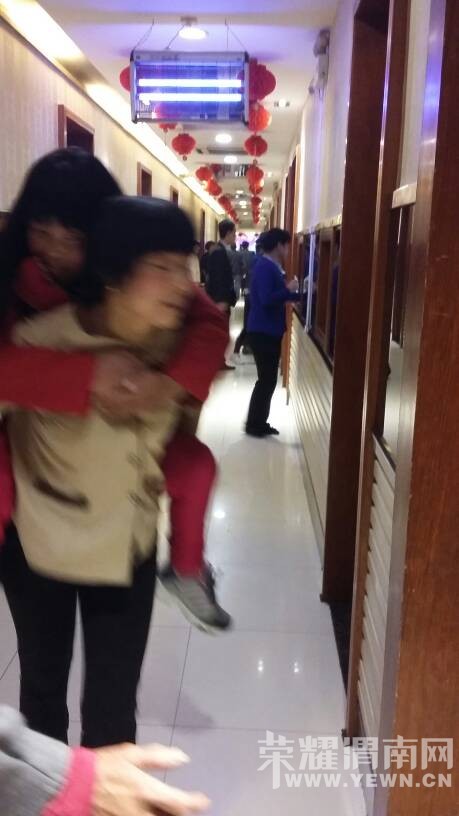 ��Ϊ�Ƶ�û�е��ݣ����ı��ఢ�̽�����Ĳм��˴�һ¥������¥��