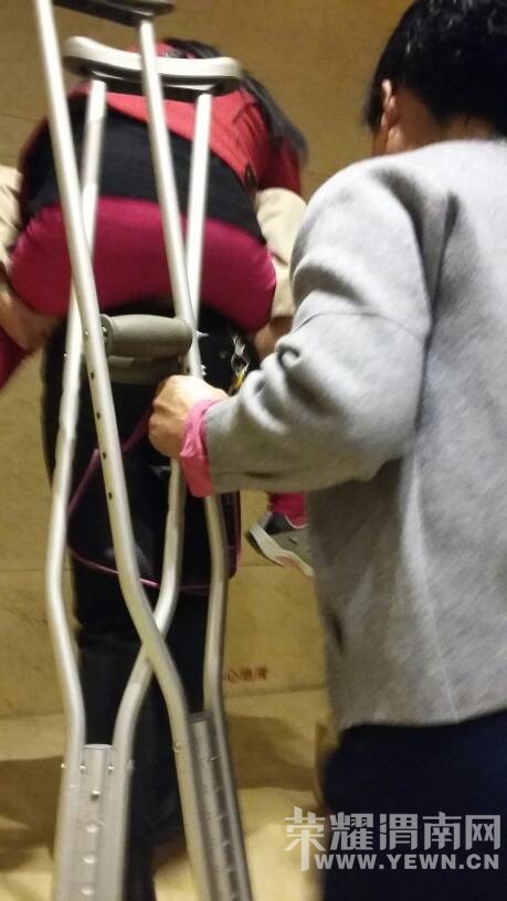 ��Ϊ�Ƶ�û�е��ݣ����ı��ఢ�̽�����Ĳм��˴�һ¥������¥��