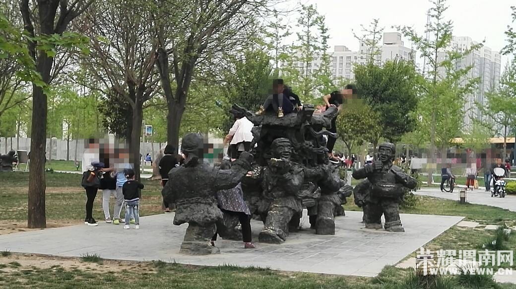 �����ڳ�����԰������һĻ��������̾������������ȥ�ˣ�