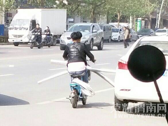 ����·�������ſڵ���λ���̫��ע�ⰲȫ�ˡ���