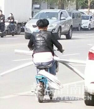 ����·�������ſڵ���λ���̫��ע�ⰲȫ�ˡ���