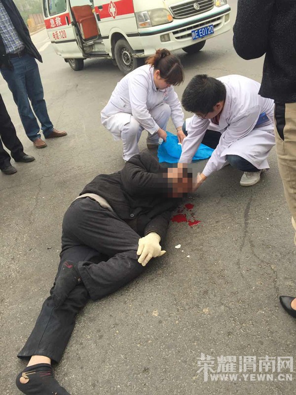 ����·ӯ��Сѧ���߷���һ������Ħ�г������أ�������Ѫ��