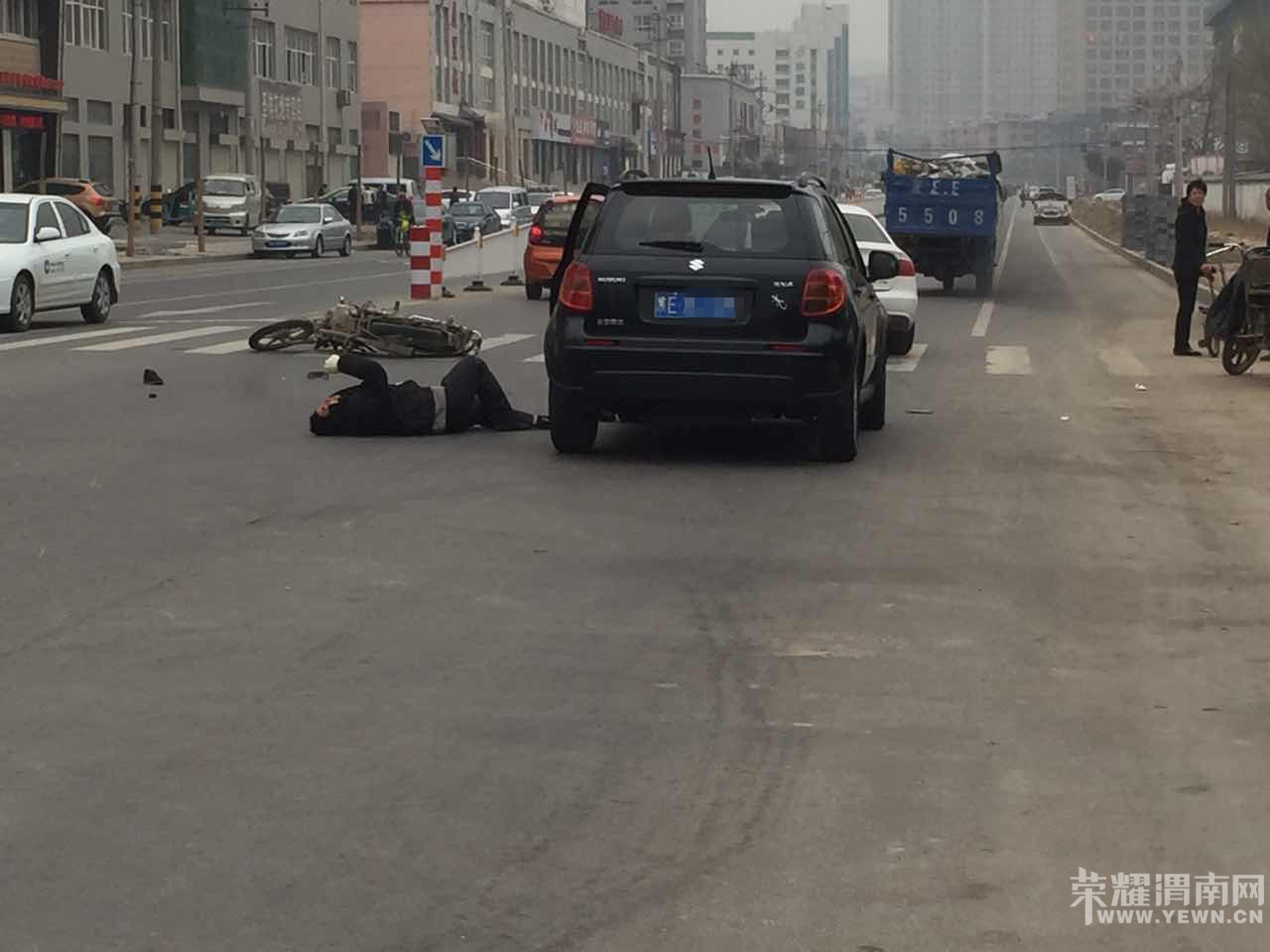 ����·ӯ��Сѧ���߷���һ������Ħ�г������أ�������Ѫ��