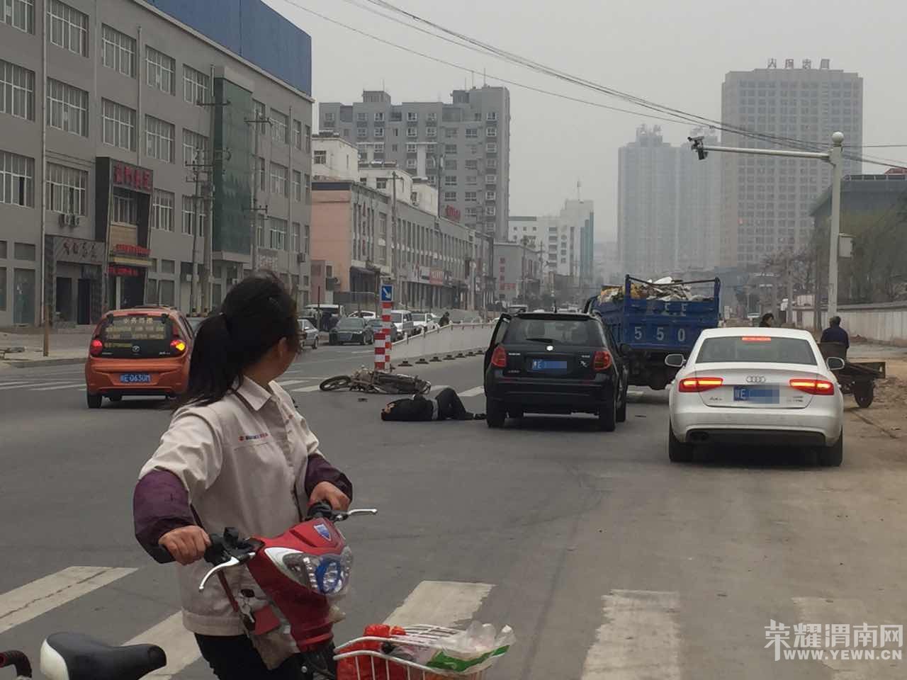 ����·ӯ��Сѧ���߷���һ������Ħ�г������أ�������Ѫ��