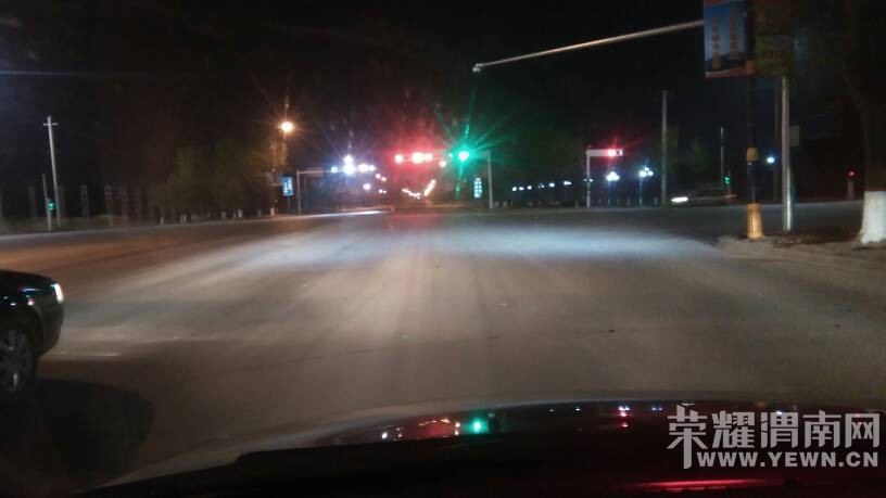 μ����ѧ·�ڣ��ɱ����Ϻ��̵ƿ�����ͣ���ߣ����ע��