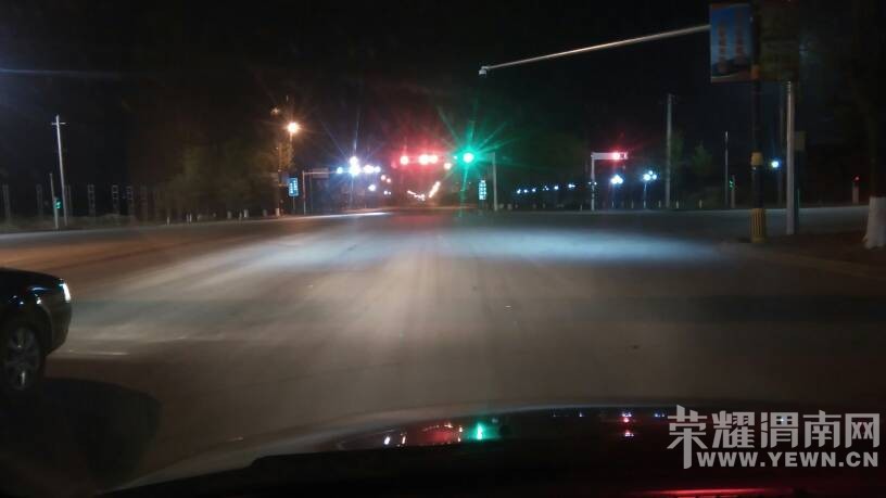 μ����ѧ·�ڣ��ɱ����Ϻ��̵ƿ�����ͣ���ߣ����ע��