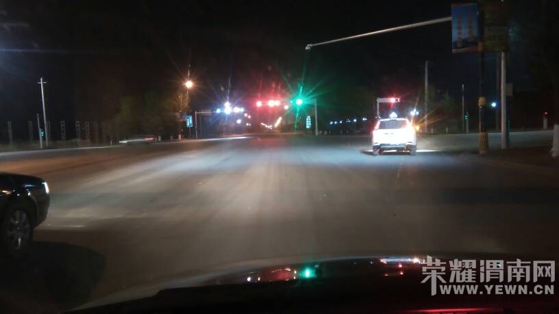 μ����ѧ·�ڣ��ɱ����Ϻ��̵ƿ�����ͣ���ߣ����ע��