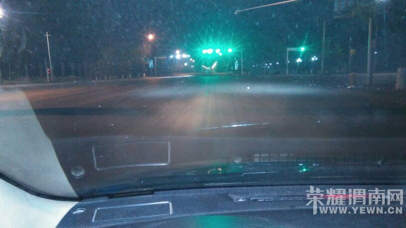 μ����ѧ·�ڣ��ɱ����Ϻ��̵ƿ�����ͣ���ߣ����ע��