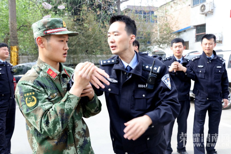 �����侯һͬ�д����ø񶷼���