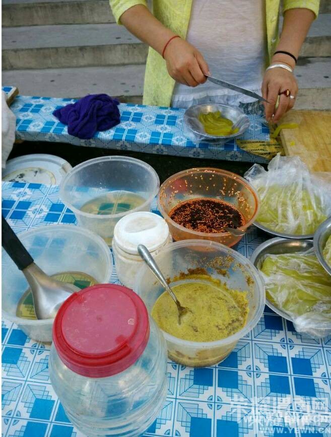 �ֱߵ��̶�����ɫ��Ѥ�����е����˲��ҳԡ���