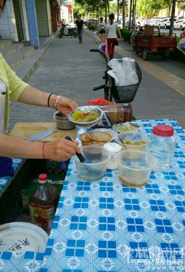 �ֱߵ��̶�����ɫ��Ѥ�����е����˲��ҳԡ���