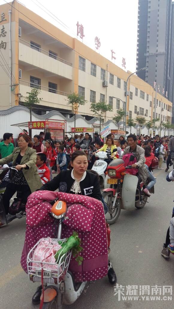 ��Ϊ���Ӽҳ����Ҷ�ӯ��Сѧ��ǰ�Ľ�ͨ״����ʾ���ǣ�