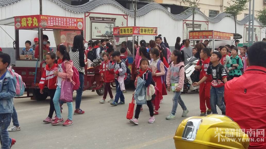 ��Ϊ���Ӽҳ����Ҷ�ӯ��Сѧ��ǰ�Ľ�ͨ״����ʾ���ǣ�