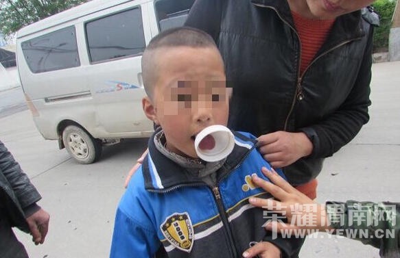 μ�ϣ�С�к���ͷ����ˮ���ǿڿ�ס  ��������æ���