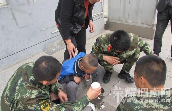 μ�ϣ�С�к���ͷ����ˮ���ǿڿ�ס  ��������æ���