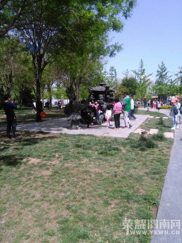 �ڳ�����԰������һĻ��ֻ��˵����������°ɣ�