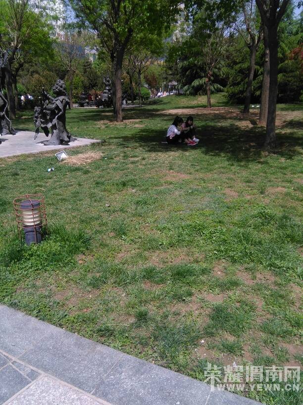 �ڳ�����԰������һĻ��ֻ��˵����������°ɣ�