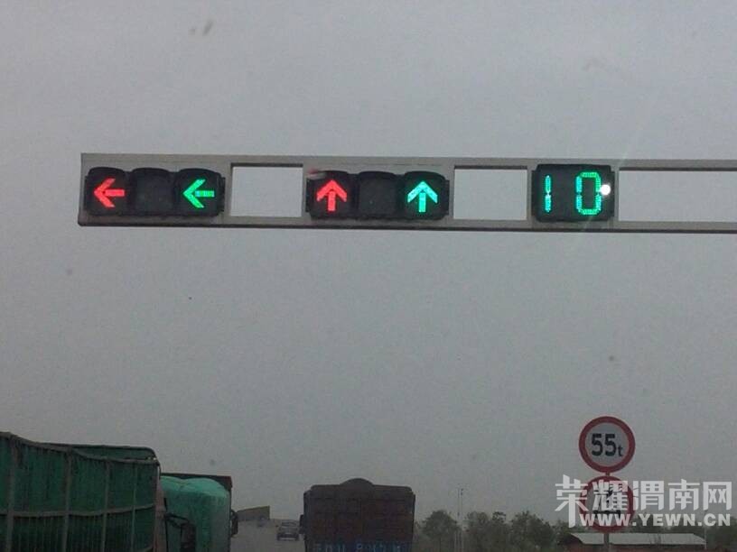 μ�ϱ���·������������ʵ�ĺ��̵ƣ�������