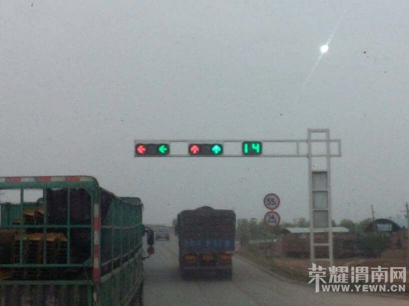 μ�ϱ���·������������ʵ�ĺ��̵ƣ�������