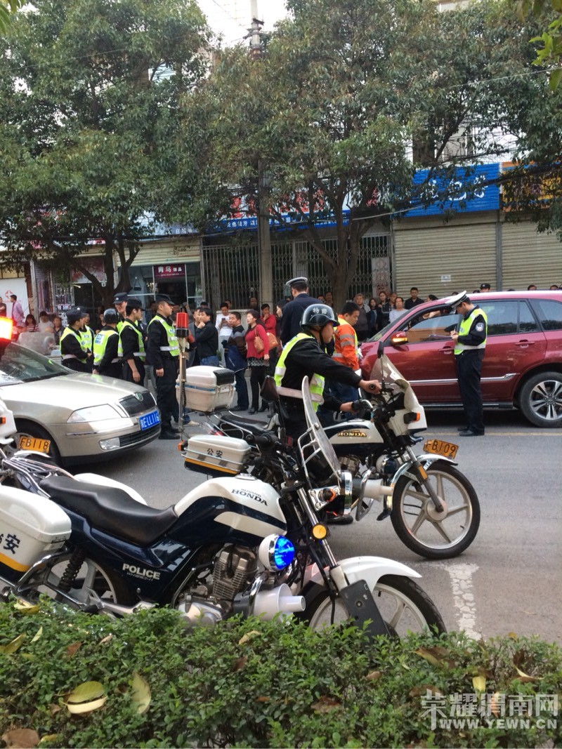 ������ѧ�ſ�һ˾����һ����ײ����Ȼ�³������ˣ���