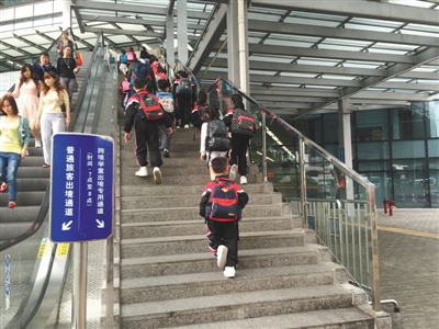 "˫��"��ͯ��"����"����:�ز����ڵ��ڲ������