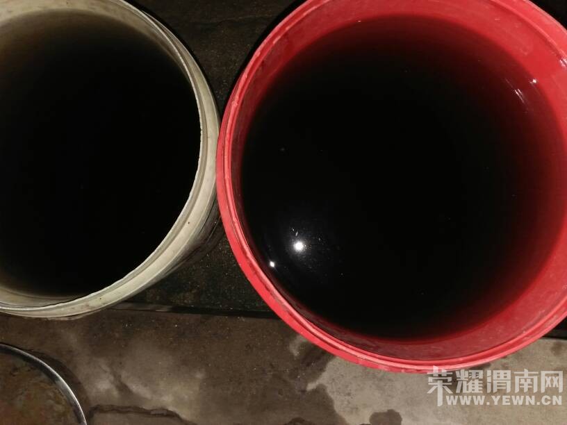 �������Ĵ壬�ӵ��´������ˮ�Ǻ�ɫ�ġ�