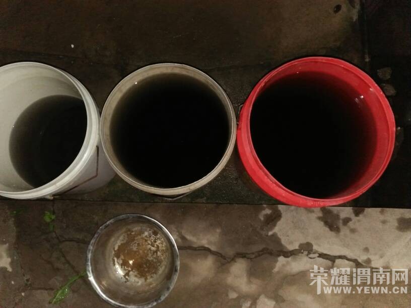 �������Ĵ壬�ӵ��´������ˮ�Ǻ�ɫ�ġ�