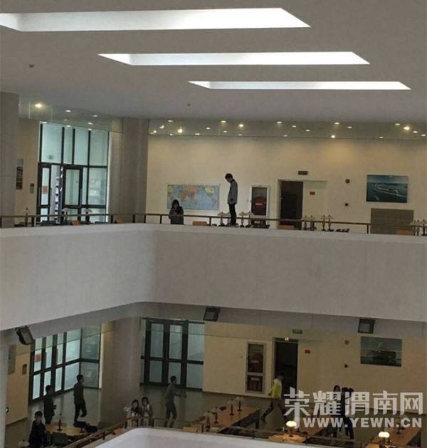 �Ϻ����´�ѧһ�������������ף��ô̼�Һ�岢ͱ��һŮ��