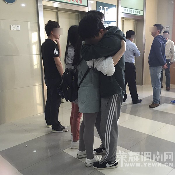 �Ϻ����´�ѧһ�������������ף��ô̼�Һ�岢ͱ��һŮ��