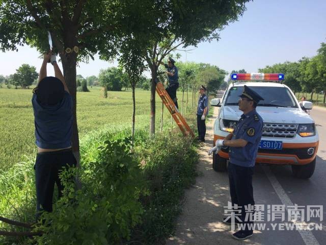 ���л����ϵ�·����ԱΪ���˺ͳ����İ�ȫ�������ˣ�