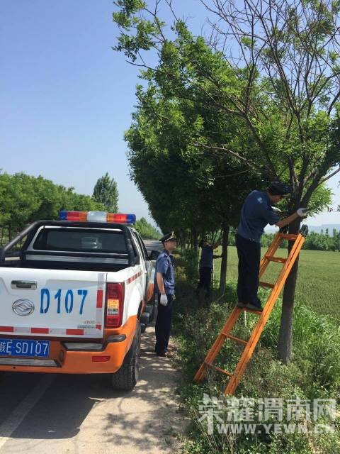���л����ϵ�·����ԱΪ���˺ͳ����İ�ȫ�������ˣ�