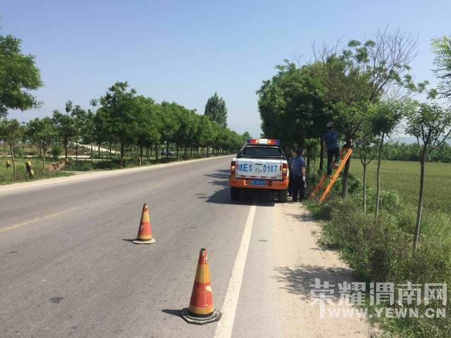 ���л����ϵ�·����ԱΪ���˺ͳ����İ�ȫ�������ˣ�