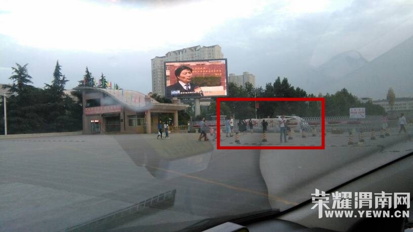 μ��ʦ��ѧԺ�ſڵĲ�ƺ���������Ȼ���